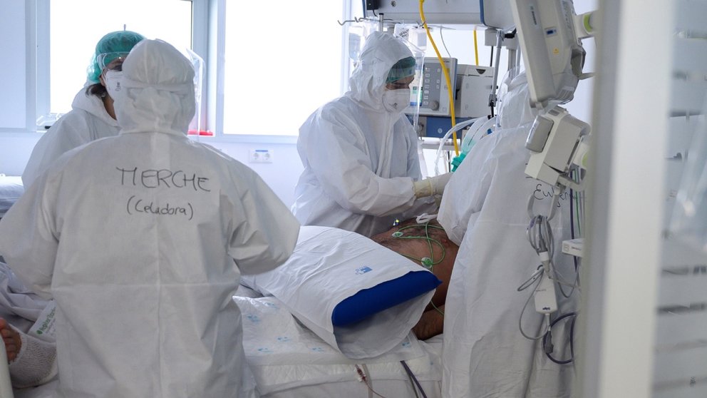 Personal sanitario del Hospital Universitario Marqués de Valdecilla de Santander atiende a enfermos con coronavirus en una de las UCI-Covid del hospital cántabro el 4 de febrero de 2021. EFE/Pedro Puente Hoyos