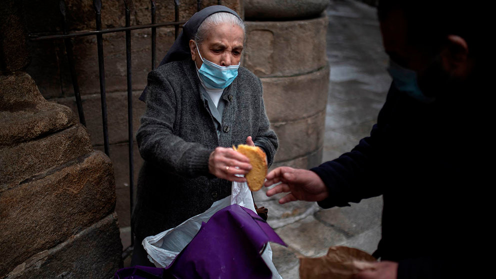 Otilia, una monja gallega de 85 años, recorre las calles de Ourense con su carro repartiendo alimentos a las personas sin recursos. EFE/Brais Lorenzo