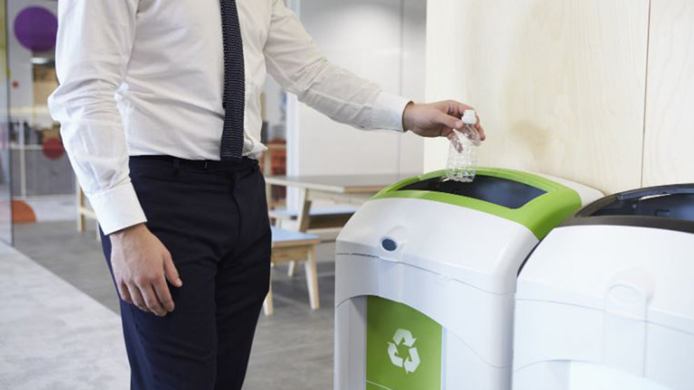 Una persona recicla en una oficina ARCHIVO
