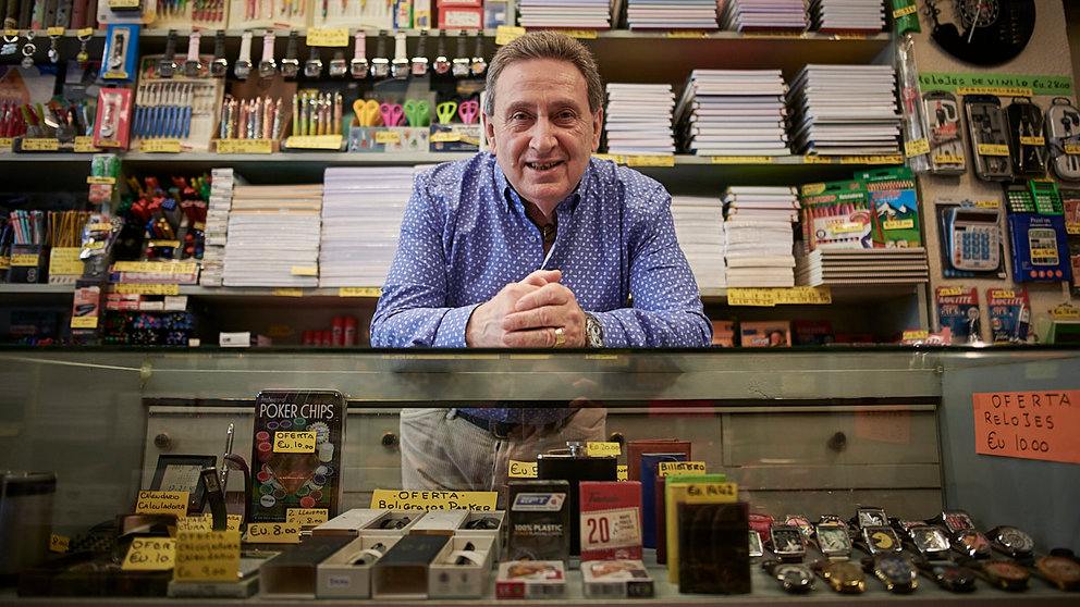Juan Goñi, de la librería Horizontes, en la calle Paulino Caballero 43. PABLO LASAOSA