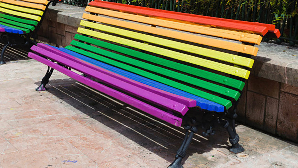 Un banco pintado con la bandera arcoiris en homenaje al colectivo LGTBI. CEDIDA