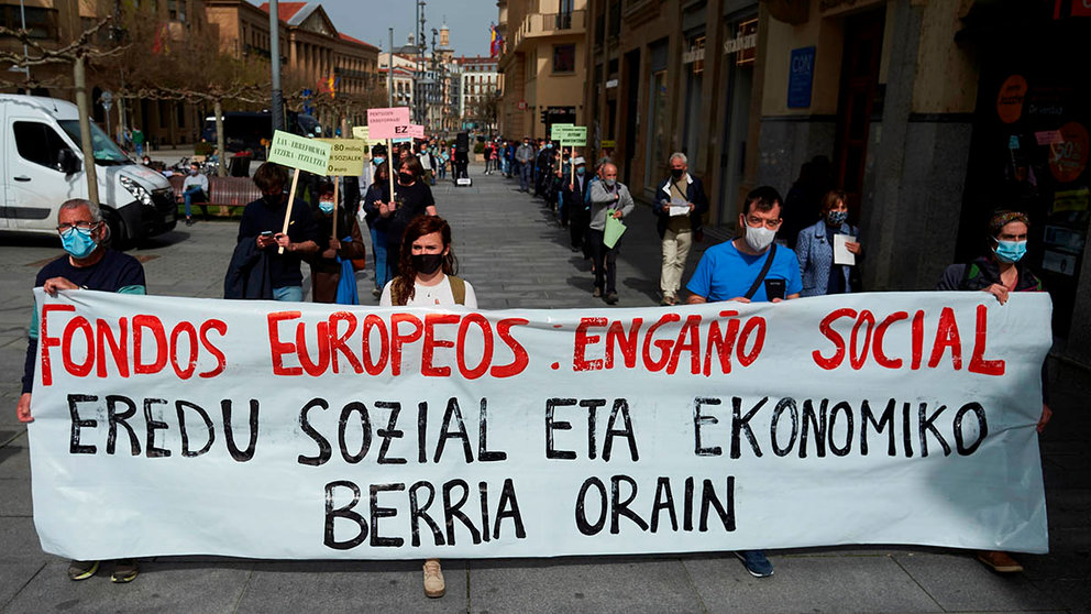 Manifestación, convocada por el Parlamento Social, para denunciar las políticas neoliberales y reivindicar el rescate y apoyo a los servicios públicos. EFE/Iñaki Porto
