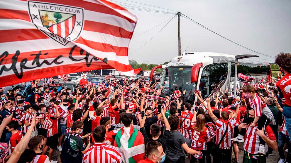 Aficionados se concentran ante las instalaciones de Lezama para arropar a la expedición del Athletic Club de Bilbao que parte este jueves hacia Sevilla para disputar el próximo sábado la final de la Copa del Rey en el estadio de La Cartuja. EFE/Javier Zorrilla