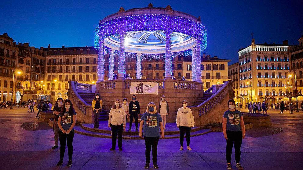 La Plaza del Castillo iluminada de azul con motivo del Día Mundial del Autismo. ANA