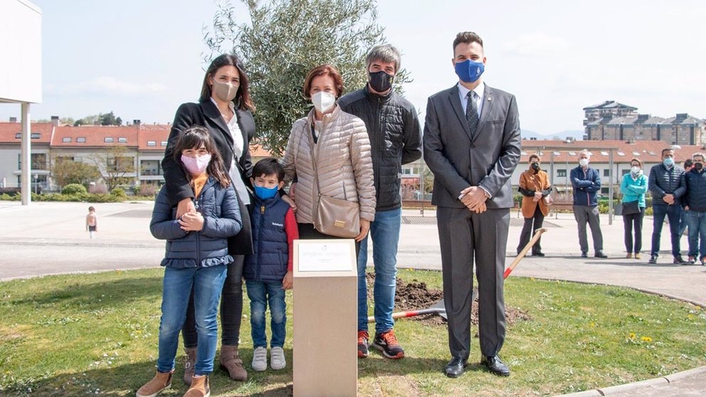 Familiares de Luis Ibero y Jon Gondan, alcalde de Zizur Mayor, en el acto de homenaje a Ibero, primer alcalde de la localidad. AYUNTAMIENTO DE ZIZUR MAYOR