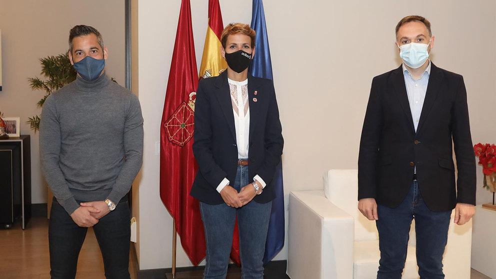 I-D Joseba Eceolaza (Asociación Gogoan-Memoria Digna), la presidenta del Gobierno de Navarra, María Chivite, y Eduardo Mateo, de la Fundación Fernando Buesa. GOBIERNO DE NAVARRA