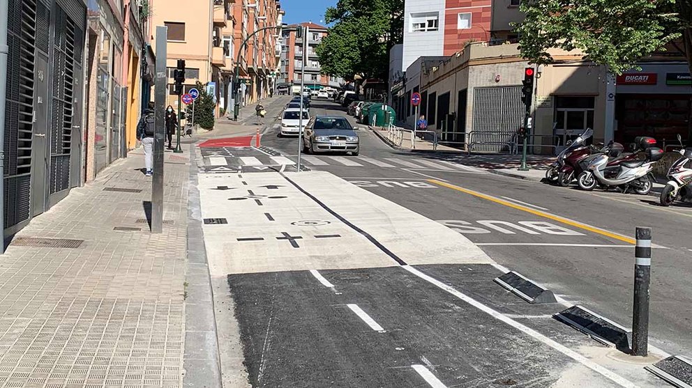 Parada del autobús urbano en la calle Gayarre de Pamplona junto al carril bici. Navarra.com