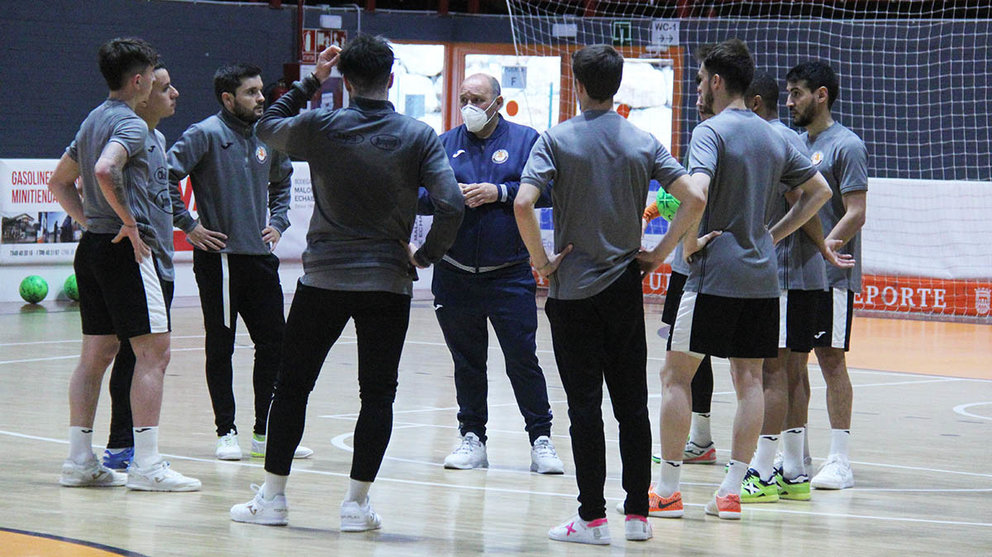 José Lucas Mena 'Pato' habla con sus jugadores durante un entrenamiento en Tudela. Ribera Navarra.