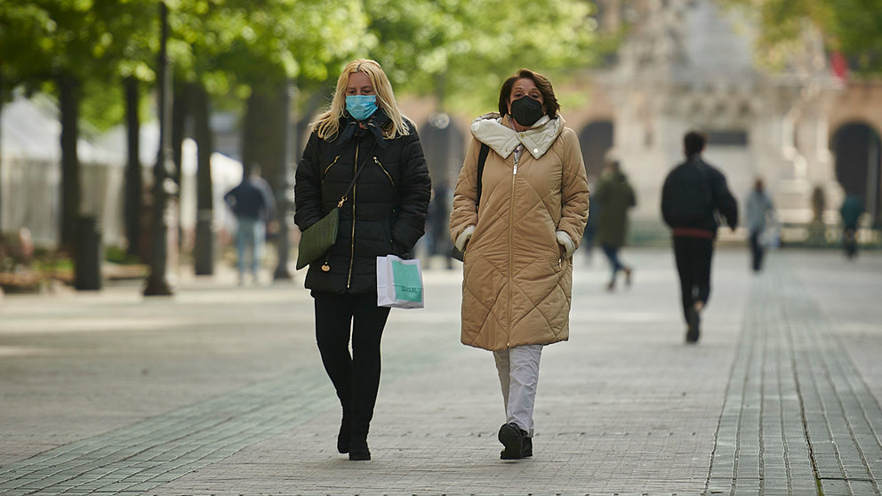 Dos personas caminan por el Paseo Sarasate de Pamplona, con mascarilla para evitar propagar el coronavirus. PABLO LASAOSA