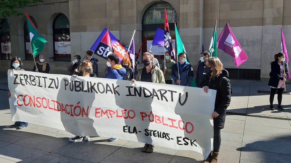 Concentración convocada por sindicatos frente al Palacio de Navarra para reivindicar el fin de la temporalidad de los empleados publicos. ELA