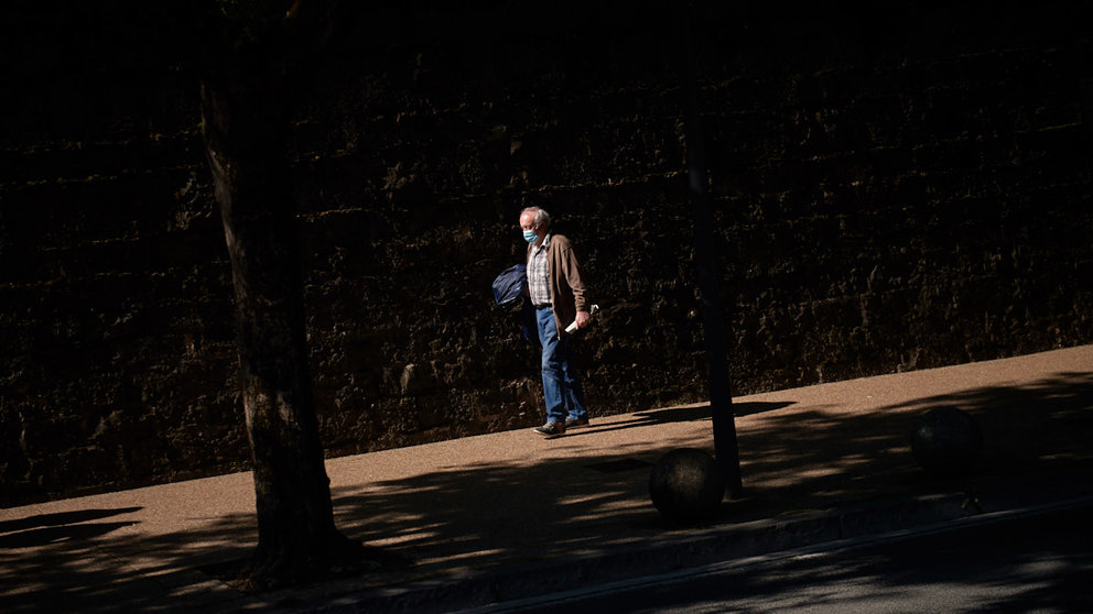 Un hombre camina por las calles de Pamplona con una mascarilla puesta durante la crisis del coronavirus en la Comunidad Foral de Navarra. MIGUEL OSÉS1