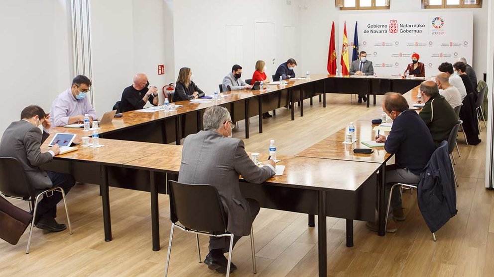 Representantes del Gobierno de Navarra y de las entidades locales en el encuentro de este jueves en Pamplona.
