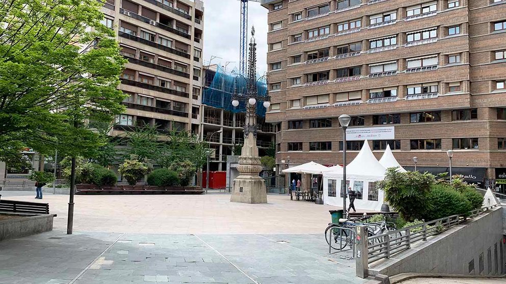 Plaza del Vínculo en Pamplona con el obelisco colocado en 1996. Navarra.com