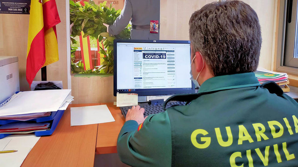 Un agente de la Guardia Civil con un ordenador - GUARDIA CIVIL
