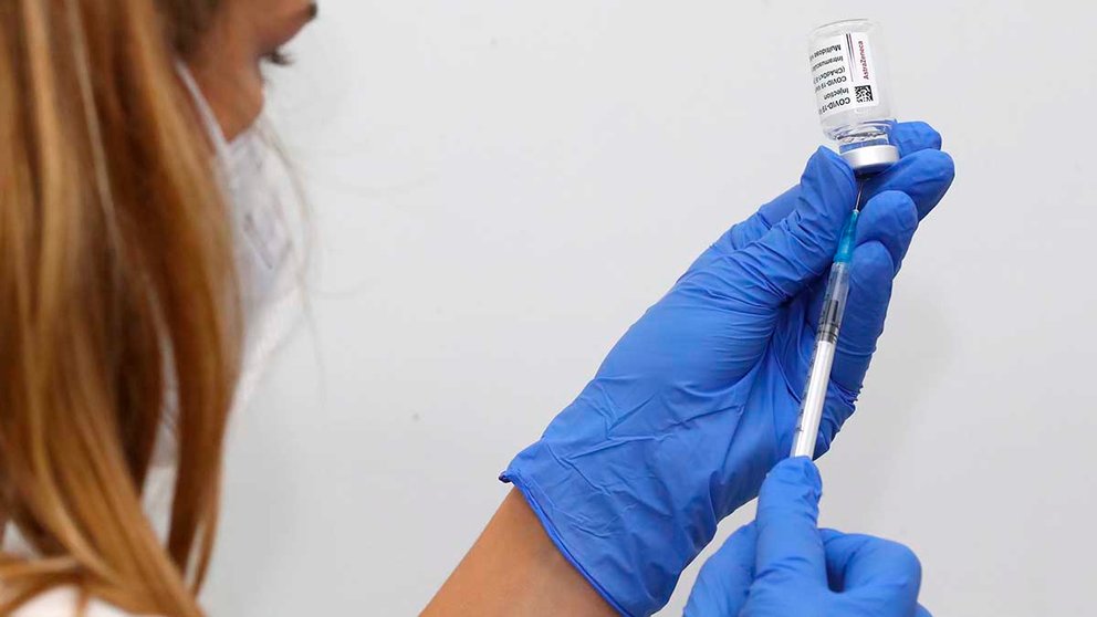 Personal sanitario prepara la vacuna contra la covid-19. EFE/Elvira Urquijo A./Archivo

