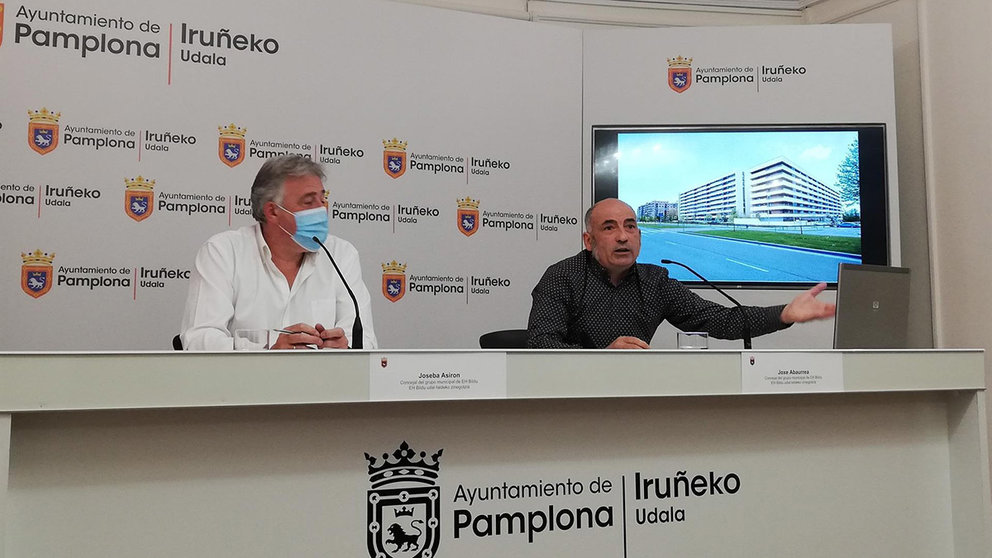 Joseba Asirón y Joxe Abaurrea, concejales de EH Bildu en el Ayuntamiento de Pamplona. EUROPA PRESS