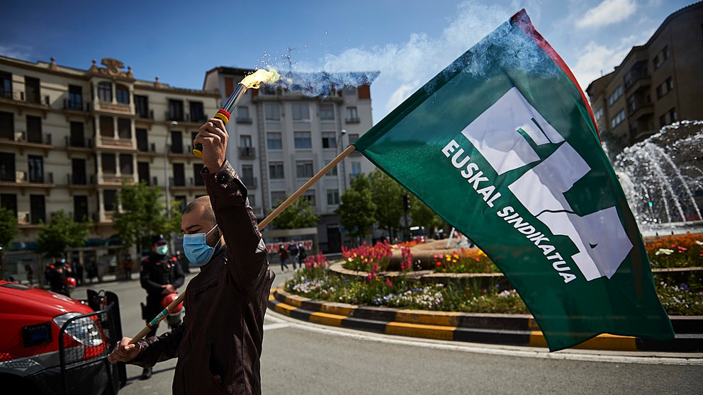 El sindicato ELA se manifiesta durante el primero de mayo, Día del Trabajador. PABLO LASAOSA