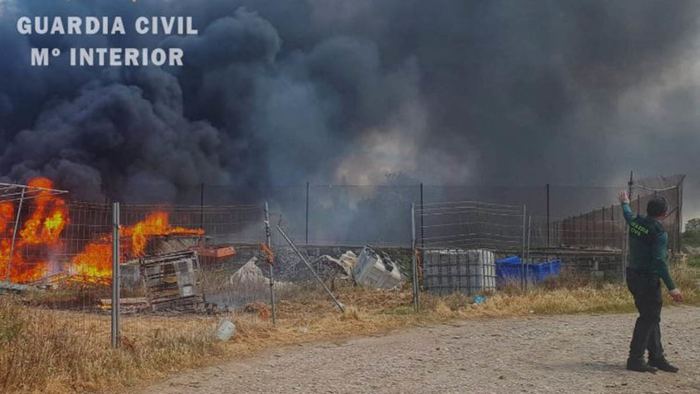 Imagen del incendio en Cadreita. GUARDIA CIVIL
