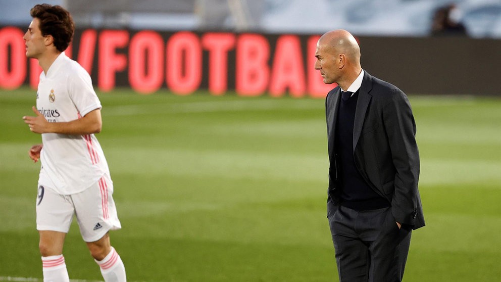 El técnico del Real Madrid, Zinedine Zidane, durante el encuentro correspondiente a la jornada 34 de primera división que disputan hoy sábado frente al Real Madrid en el estadio Alfredo Di Stéfano, en Madrid. EFE/Chema Moya.