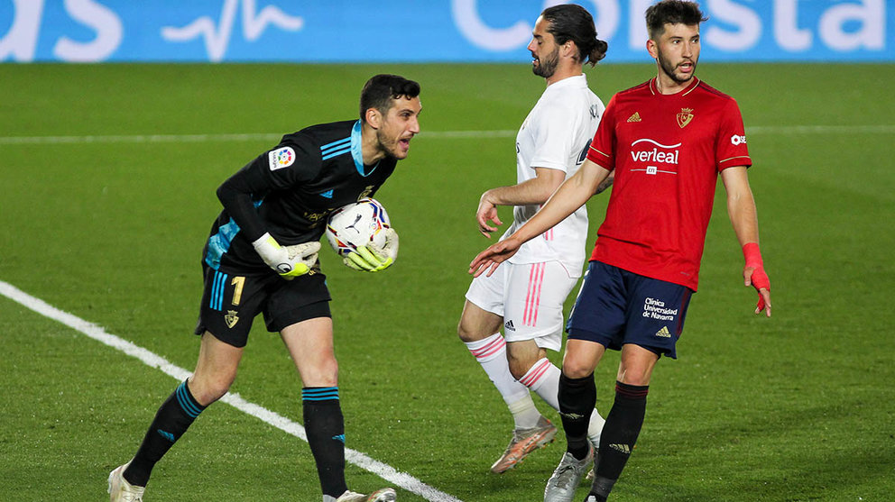 Sergio Herrera controla el balón ante David García e Isco en el partido Real Madrid - Osasuna. Europa Press.