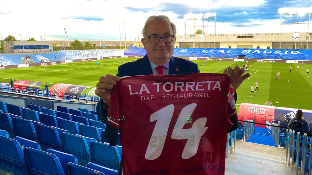 Luis Sabalza sostiene la camiseta del Garés con el número de Santxo Lamberto. CA Osasuna.