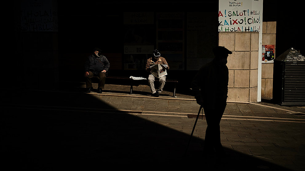 Dos señores sentados en un banco en las inmediaciones del Ayuntamiento de Pamplona. Covid19 coronavirus. PABLO LASAOSA