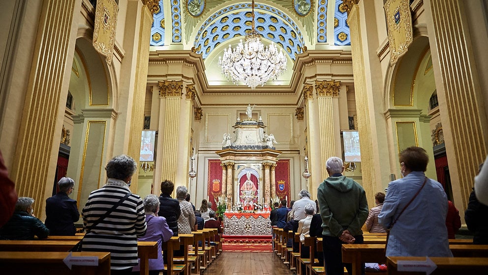 Quinto peldaño de la tradicional Misa de la Escalera en honor a San Fermín, dedicada a la comparsa. PABLO LASAOSA