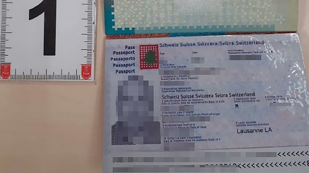 El pasaporte suizo falso con el que el hombre buscaba escapar de la policía en un control en Huarte. POLICÍA FORAL