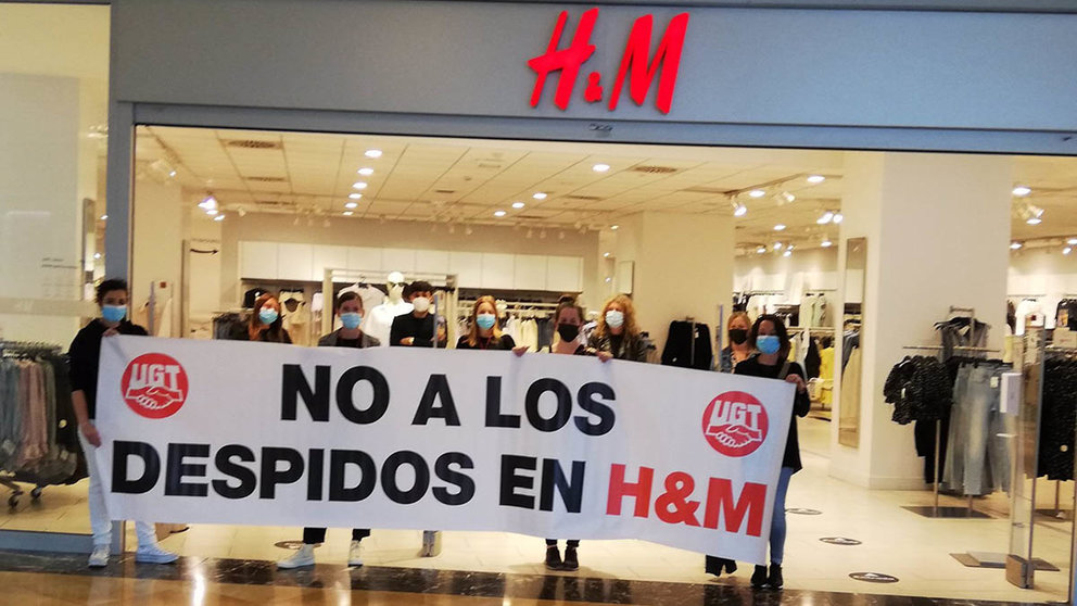 Concentración de la plantilla de H&M contra los despidos. UGT