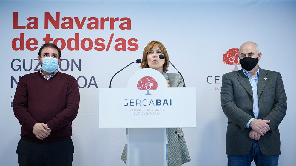 Uxue Barkos, Unai Hualde y José María Aierdi, durante la rueda de prensa para realizar un balance del gobierno de coalición. PABLO LASAOSA