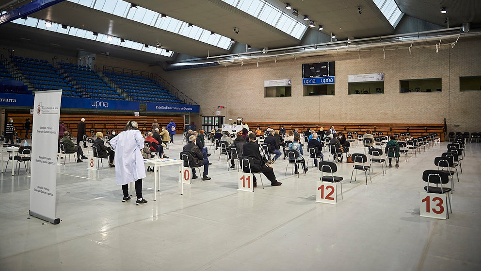 Varias personas esperan después de haberse puesto la vacuna del coronavirus en la UPNA de Pamplona. PABLO LASAOSA