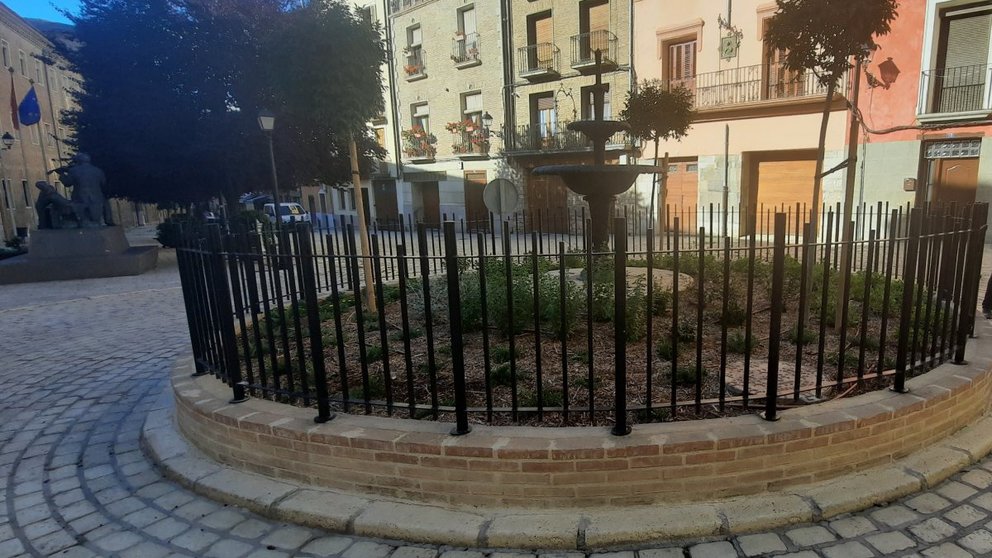La nueva rotonda verde rodeada de una valla en la plaza de Mercadal de Tudela. AYUNTAMIENTO DE TUDELA