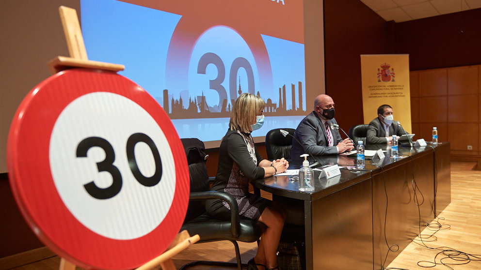El delegado del Gobierno en Navarra, José Luis Arasti, presenta los nuevos límites de velocidad en vías urbanas. MIGUEL OSÉS