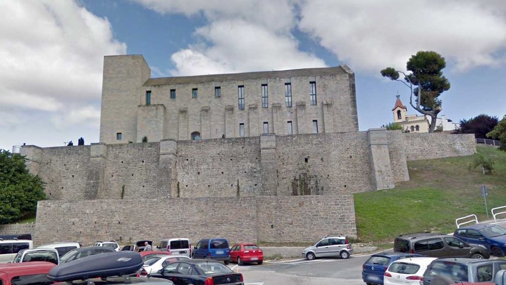 Vista de la zona de las murallas de Pamplona junto al Archivo General de Navarra desde donde han caído los jóvenes heridos unos cuatro metros. ARCHIVO.