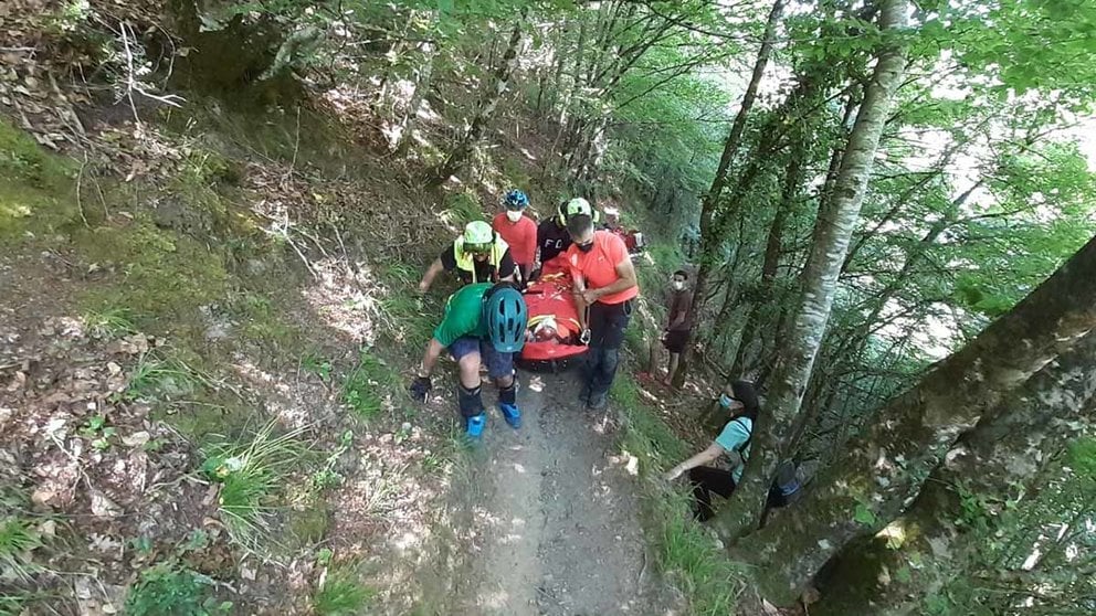 Bomberos de Navarra rescatan a un montañero accidentado en Eugui. BOMBEROS DE NAVARRA