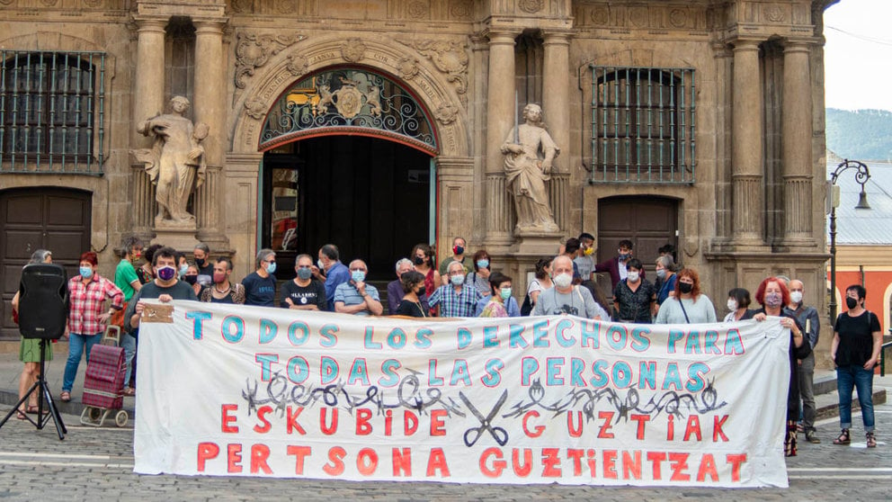 Una veintena de personas se concentra, frente al ayuntamineto de Pamplona, para reclamar una solución habitacional para un grupo de jóvenes que están viviendo en la calle. MEGAN WALLS