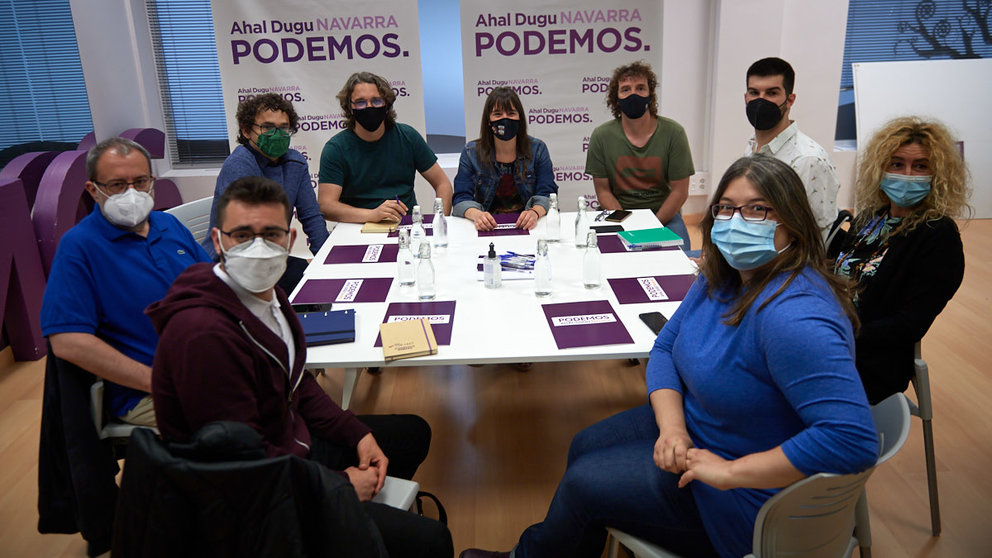 Representantes de Podemos, IUN y Batzarre se reúnen para estudiar la creación de "un espacio permanente de diálogo y colaboración". MIGUEL OSÉS