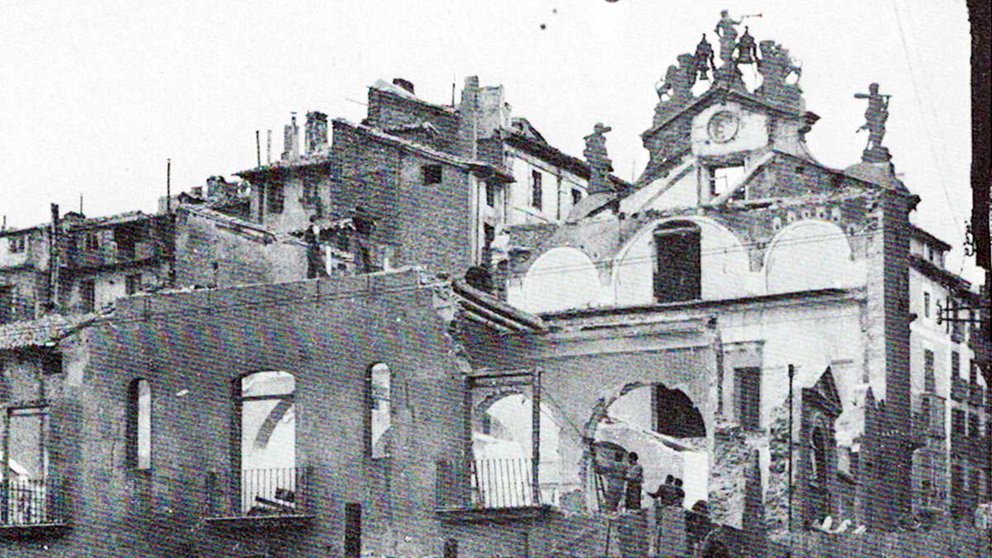 Imagen  del derribo del edificio del Ayuntamiento de Pamplona en 1952. Libro 'Pamplona calles y barrios' de José Joaquín Arazuri.