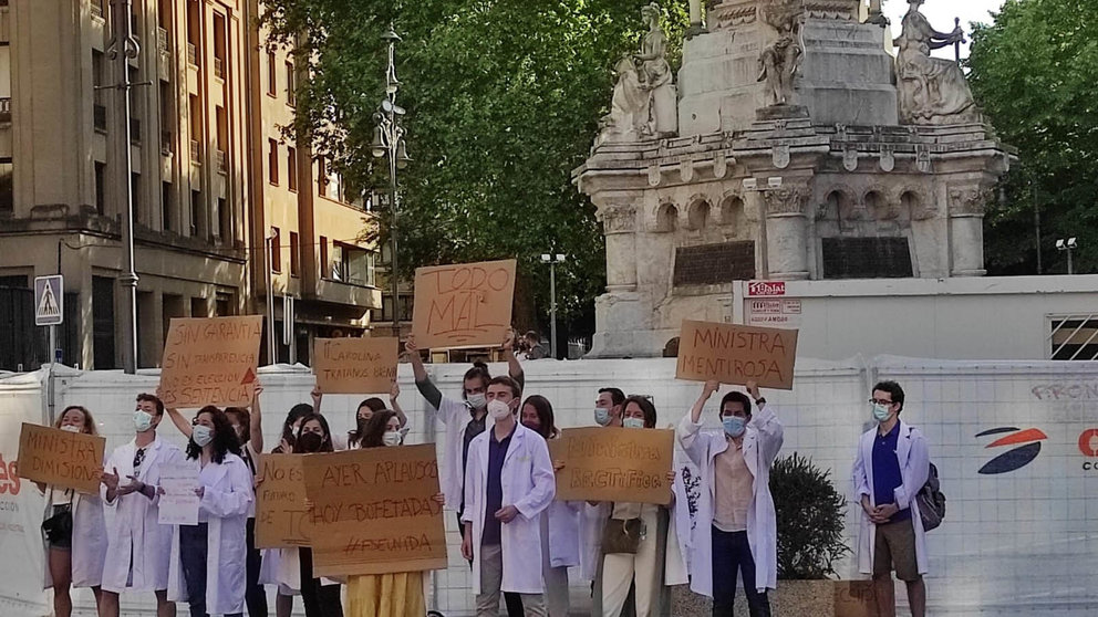 Concentración de candidatos al MIR frente al Palacio de Navarra con motivo de la visita de la ministra de Sanidad. CEDIDA
