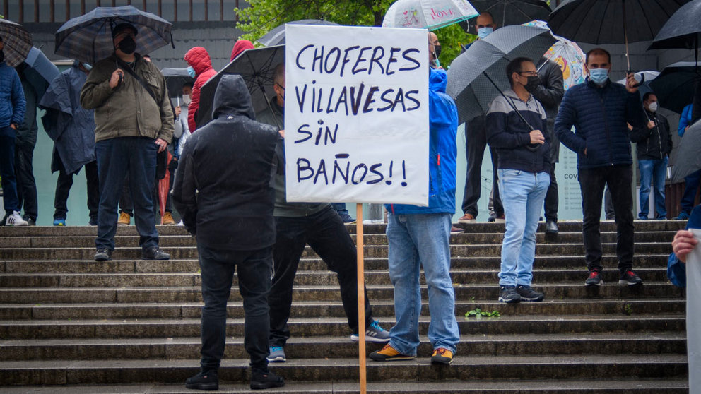El comité de empresa de TCC protesta en contra de la retirada de los WC portátiles de los recorridos de los autobuses, en la Plaza del Baluarte de Pamplona. MEGAN WALLS