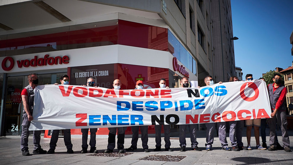 Delegados sindicales de UGT en Zener Plus se concentran para rechazar los despidos anunciados por esta empresa, que realiza el trabajo de instalaciones y mantenimiento para la Vodafone. PABLO LASAOSA