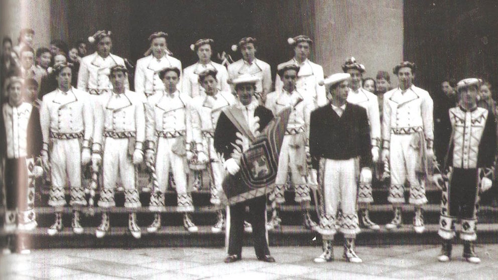 Primer grupo de dantzaris del Ayuntamiento de Pamplona en 1949. Libro 'La Pamplona de posguerra' de Juan José Martinena.