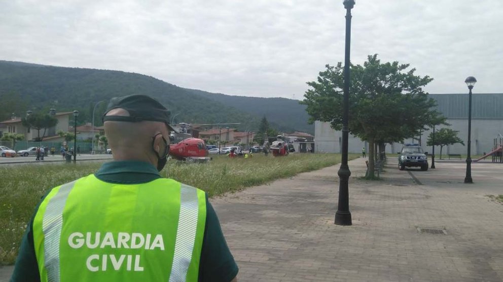 La Guardia Civil ofrece apoyo a la Policía Foral en el traslado al CHN de una senderista que se ha lesionado. GUARDIA CIVIL DE NAVARRA