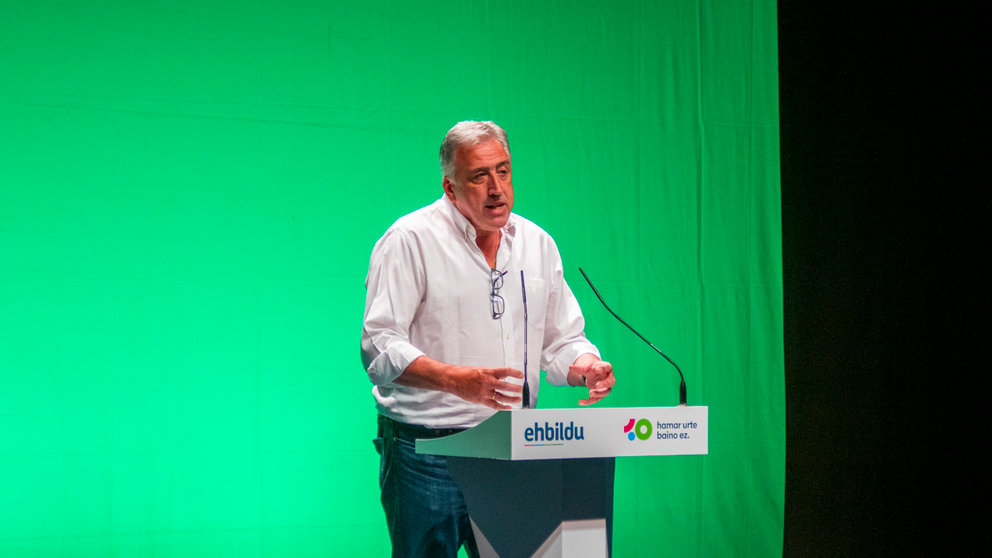 Joseba Asirón en el acto de presentación de la nueva dirección de EH Bildu en Navarra, en Berriozar. MEGAN WALLS