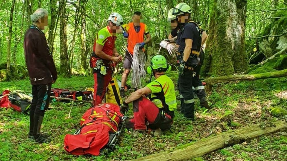 Bomberos rescatan a un hombre de 61 años herido tras caer en una sima desde ocho metros en Larraun. BOMBEROS DE NAVARRA