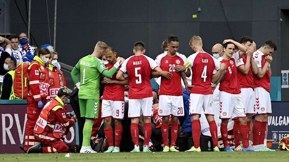 Los jugadores de Dinamarca rodean a los sanitarios que atienden a Eriksen tras sufrir un desvanecimiento repentino durante el partido de la Eurocopa entre Dinamarca y Finlandia. Markku Ulander / Lehtikuva / Dpa