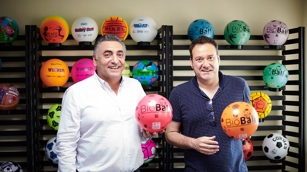 Jesús Sánchez y Iñaki Gurpegui en la fabrica de balones Unice, situada en Villatuerta. PABLO LASAOSA