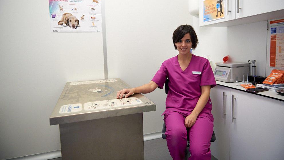 Cristina Asenjo en la Clínica veterinaria Mi Amigo. MIGUEL OSÉS