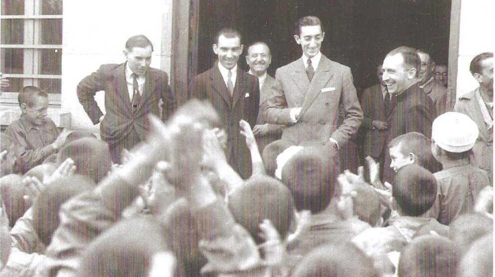 Manolete de visita a los chavales de la Meca el 11 de julio de 1942. Foto Libro 'La Pamplona de posguerra'. de Juan José Martinena.