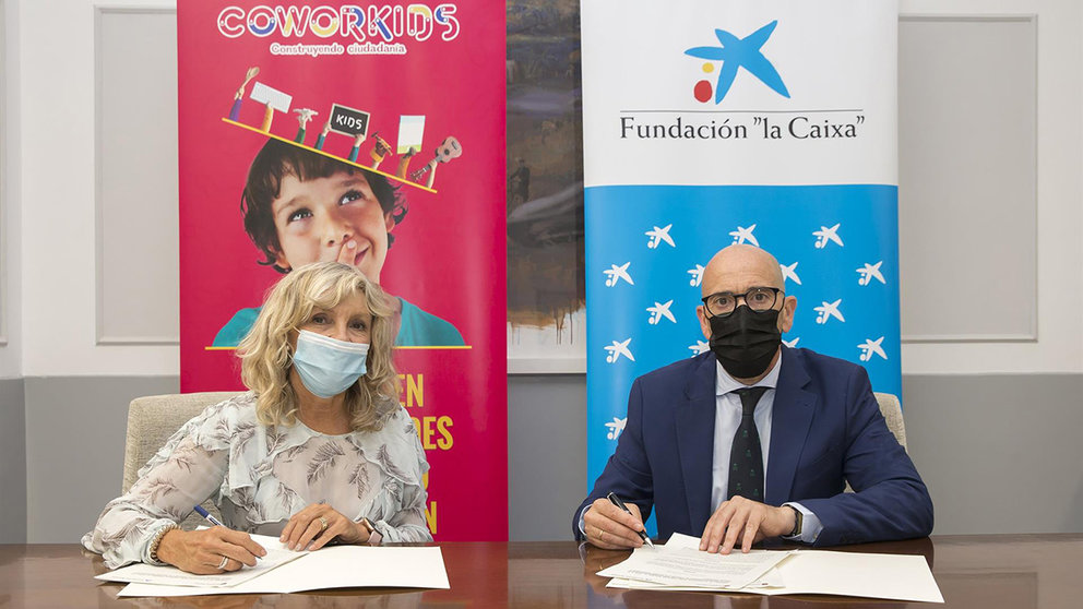 Pamplona y CaixaBank firman un convenio para que los participantes en COworkids reciban 'meriendas saludables'. AYUNTAMIENTO DE PAMPLONA